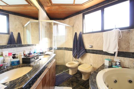 Apartamento à venda com 250m², 4 quartos e 4 vagasBanheiro da Suíte 1