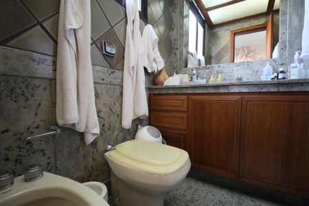 Apartamento à venda com 250m², 4 quartos e 4 vagasBanheiro da Suíte 2