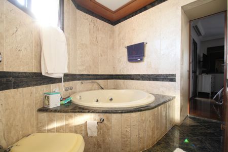 Apartamento à venda com 250m², 4 quartos e 4 vagasBanheiro da Suíte 1