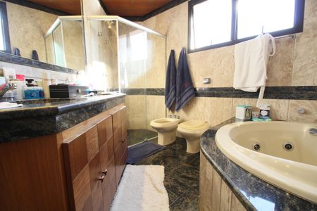 Apartamento à venda com 250m², 4 quartos e 4 vagasBanheiro da Suíte 1