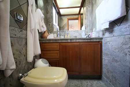 Apartamento à venda com 250m², 4 quartos e 4 vagasBanheiro da Suíte 2