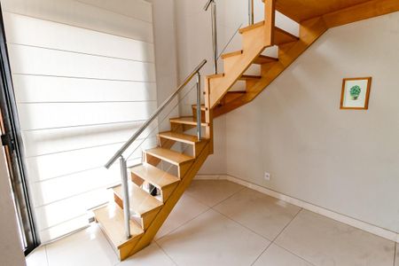 Apartamento para alugar com 62m², 2 quartos e 1 vagaEscada acesso quartos