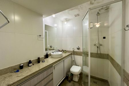 Apartamento à venda com 200m², 4 quartos e 1 vaga Apartamento à venda com 200m², 4 quartos e 1 vagaQuarto 3 - Suíte Banheiro