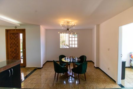 Casa de condomínio à venda com 480m², 5 quartos e 2 vagasSala