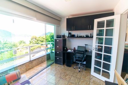 Casa de condomínio à venda com 480m², 5 quartos e 2 vagasEscritório