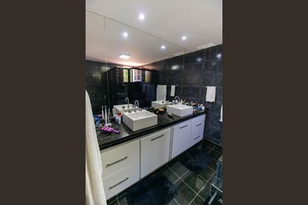 Casa de condomínio à venda com 480m², 5 quartos e 2 vagasBanheiro da Suíte 4