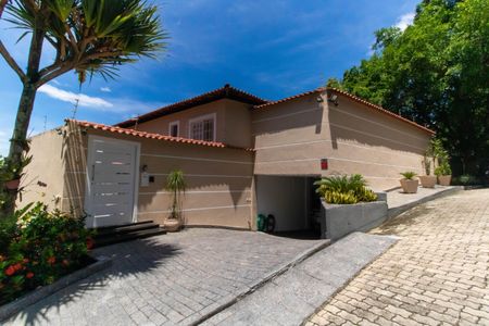 Casa de condomínio à venda com 480m², 5 quartos e 2 vagasFachada