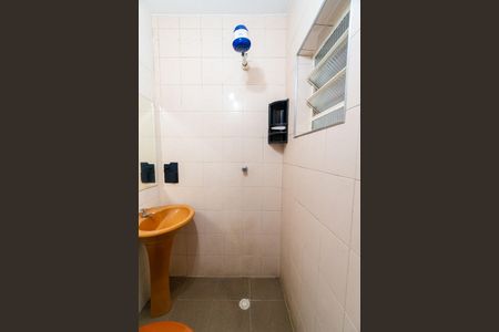 Banheiro social de casa para alugar com 1 quarto, 40m² em Jardim Oriental, São Paulo