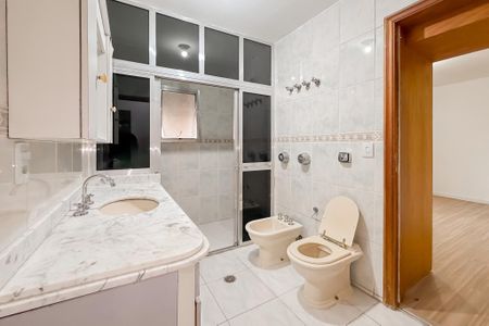 Casa à venda com 260m², 4 quartos e 4 vagas Casa à venda com 260m², 4 quartos e 4 vagasBanheiro das Suítes 3 e 4