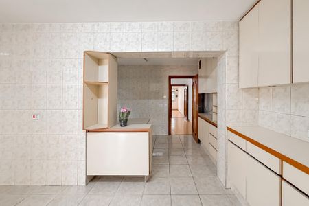 Casa à venda com 260m², 4 quartos e 4 vagas Casa à venda com 260m², 4 quartos e 4 vagasCozinha