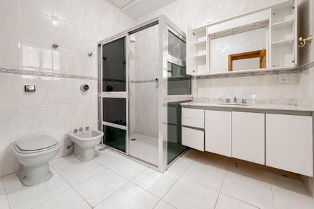 Casa à venda com 260m², 4 quartos e 4 vagas Casa à venda com 260m², 4 quartos e 4 vagasBanheiro da Suíte 1