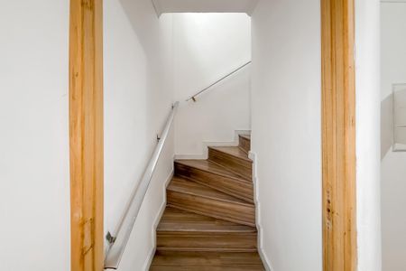 Casa à venda com 260m², 4 quartos e 4 vagas Casa à venda com 260m², 4 quartos e 4 vagasEscada