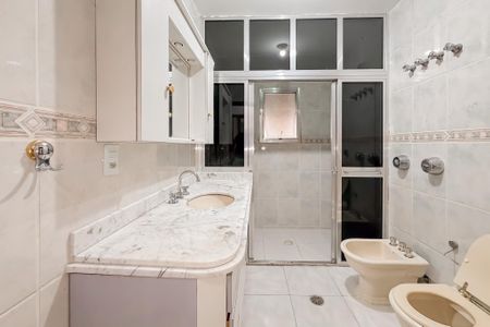 Casa à venda com 260m², 4 quartos e 4 vagas Casa à venda com 260m², 4 quartos e 4 vagasBanheiro das Suítes 3 e 4