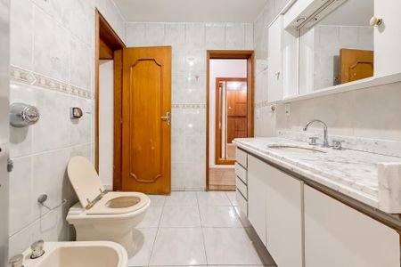 Casa à venda com 260m², 4 quartos e 4 vagas Casa à venda com 260m², 4 quartos e 4 vagasBanheiro das Suítes 3 e 4