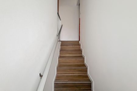 Casa à venda com 260m², 4 quartos e 4 vagas Casa à venda com 260m², 4 quartos e 4 vagasEscada