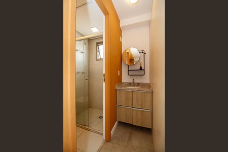 Banheiro social de kitnet/studio para alugar com 1 quarto, 33m² em Pinheiros, São Paulo