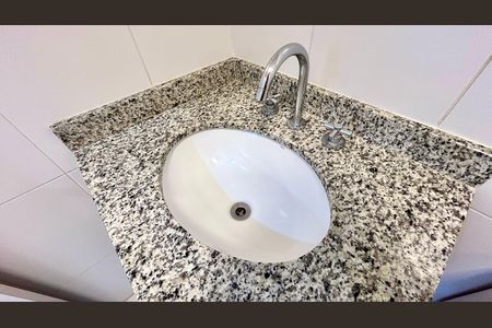 Apartamento para alugar com 68m², 2 quartos e 1 vaga Apartamento para alugar com 68m², 2 quartos e 1 vagaBanheiro da Suíte