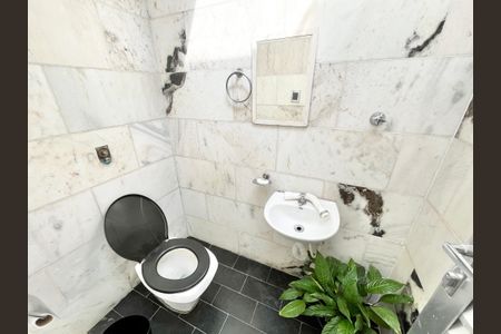 Casa à venda com 350m², 3 quartos e 4 vagasBanheiro de serviço