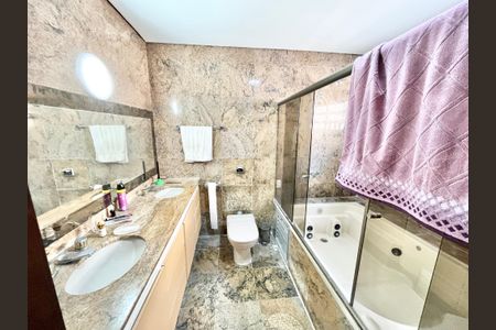 Casa à venda com 350m², 3 quartos e 4 vagasBanheiro da Suíte