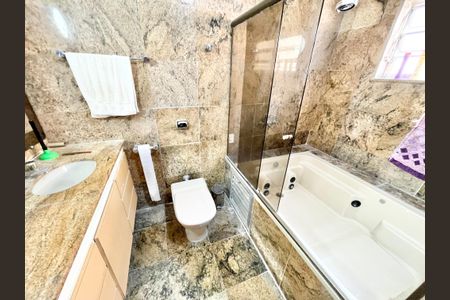 Casa à venda com 350m², 3 quartos e 4 vagasBanheiro da Suíte