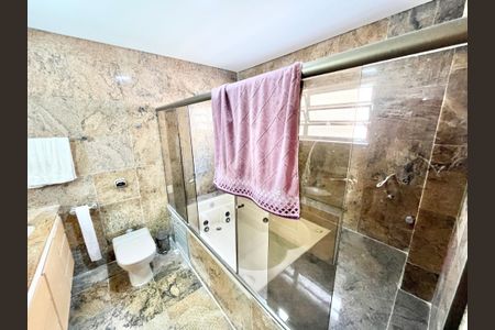 Casa à venda com 350m², 3 quartos e 4 vagasBanheiro da Suíte