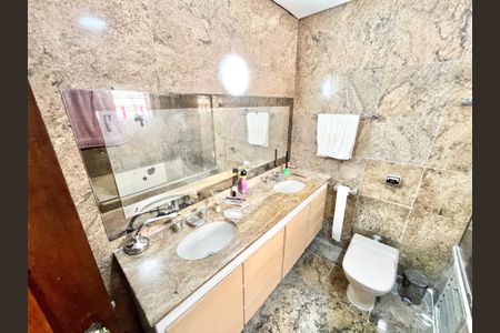 Casa à venda com 350m², 3 quartos e 4 vagasBanheiro da Suíte