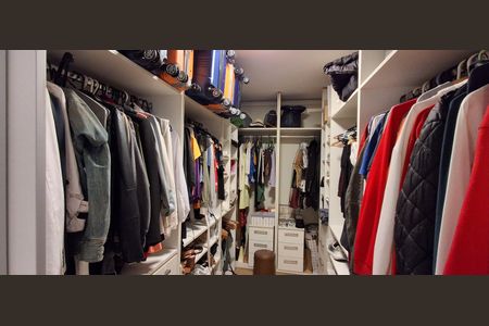 Casa à venda com 272m², 3 quartos e 4 vagasCloset Suíte Master