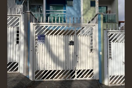 Casa à venda com 137m², 3 quartos e 2 vagas Casa à venda com 137m², 3 quartos e 2 vagasFachada + plaquinha