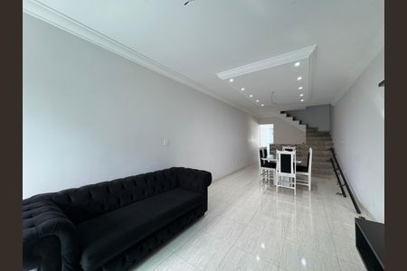 Casa à venda com 137m², 3 quartos e 2 vagas Casa à venda com 137m², 3 quartos e 2 vagasSala