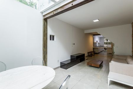 Sala de casa de condomínio para alugar com 2 quartos, 180m² em Chácara Itaim, São Paulo