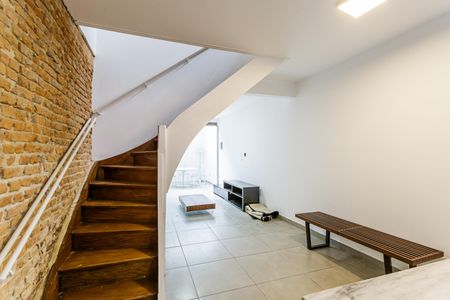 Escada de casa de condomínio para alugar com 2 quartos, 180m² em Chácara Itaim, São Paulo