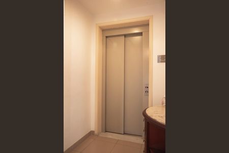 Apartamento para alugar com 200m², 3 quartos e 3 vagasHall privativo do apartamento
