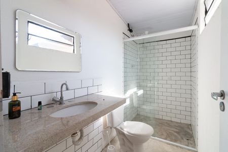 Banheiro da edícula de casa para alugar com 3 quartos, 300m² em Parque Continental, São Paulo