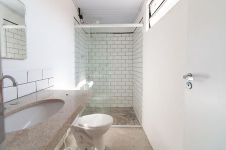 Casa para alugar com 300m², 3 quartos e 2 vagasBanheiro da edícula