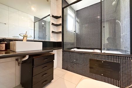 Apartamento à venda com 188m², 4 quartos e 3 vagas Apartamento à venda com 188m², 4 quartos e 3 vagasBanheiro da Suíte 2