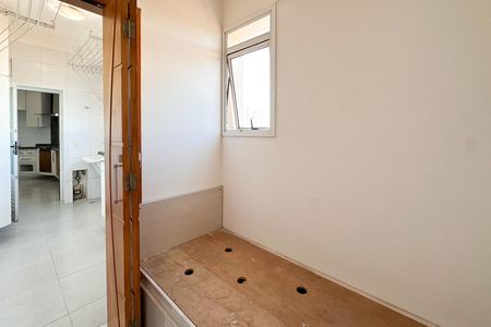 Apartamento à venda com 188m², 4 quartos e 3 vagas Apartamento à venda com 188m², 4 quartos e 3 vagasQuarto de Serviço