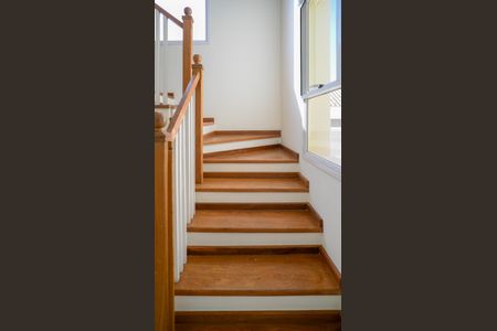 Casa à venda com 300m², 4 quartos e 3 vagasEscada p/ 2º Andar