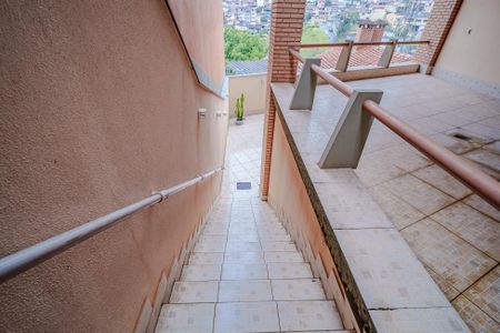 Casa para alugar com 250m², 4 quartos e 3 vagas Casa para alugar com 250m², 4 quartos e 3 vagasEscada