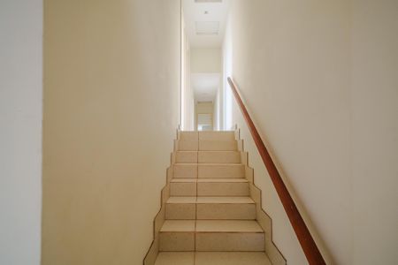 Casa para alugar com 250m², 4 quartos e 3 vagas Casa para alugar com 250m², 4 quartos e 3 vagasEscada para quartos