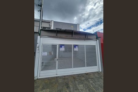 Casa para alugar com 132m², 2 quartos e 2 vagas Casa para alugar com 132m², 2 quartos e 2 vagasFachada