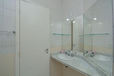 Casa à venda com 210m², 3 quartos e 4 vagas Casa à venda com 210m², 3 quartos e 4 vagasBanheiro 1
