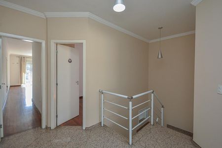 Casa à venda com 210m², 3 quartos e 4 vagas Casa à venda com 210m², 3 quartos e 4 vagasEscada