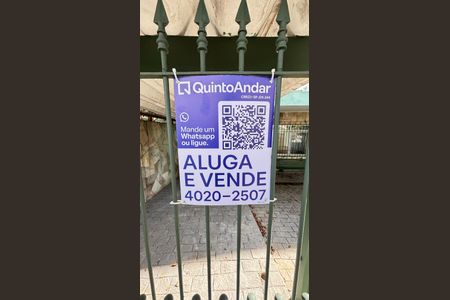 Casa à venda com 300m², 3 quartos e 3 vagas Casa à venda com 300m², 3 quartos e 3 vagasFachada