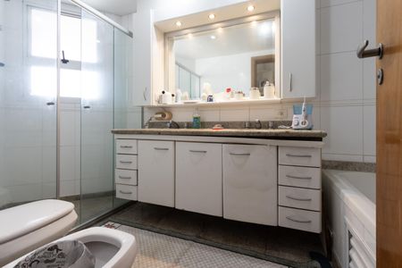 Apartamento à venda com 230m², 4 quartos e 4 vagas Apartamento à venda com 230m², 4 quartos e 4 vagasQuarto 2 - Banheiro da Suite