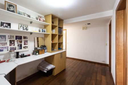 Apartamento à venda com 230m², 4 quartos e 4 vagas Apartamento à venda com 230m², 4 quartos e 4 vagasHall íntimo