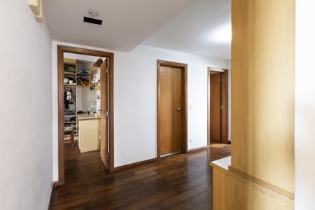 Apartamento à venda com 230m², 4 quartos e 4 vagas Apartamento à venda com 230m², 4 quartos e 4 vagasHall íntimo