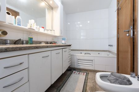 Apartamento à venda com 230m², 4 quartos e 4 vagas Apartamento à venda com 230m², 4 quartos e 4 vagasQuarto 2 - Banheiro da Suite