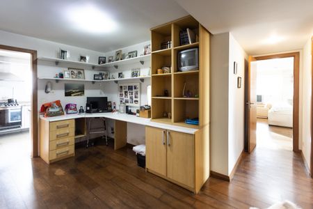 Apartamento à venda com 230m², 4 quartos e 4 vagas Apartamento à venda com 230m², 4 quartos e 4 vagasHall íntimo