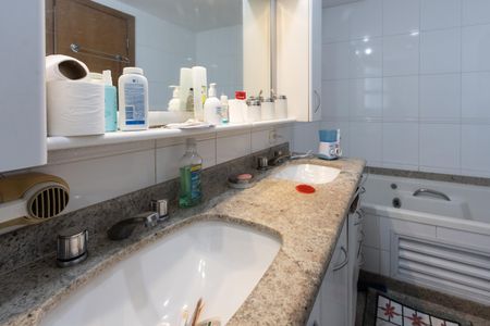 Apartamento à venda com 230m², 4 quartos e 4 vagas Apartamento à venda com 230m², 4 quartos e 4 vagasQuarto 2 - Banheiro da Suite