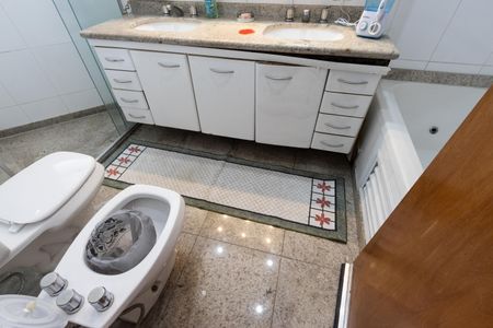 Apartamento à venda com 230m², 4 quartos e 4 vagas Apartamento à venda com 230m², 4 quartos e 4 vagasQuarto 2 - Banheiro da Suite